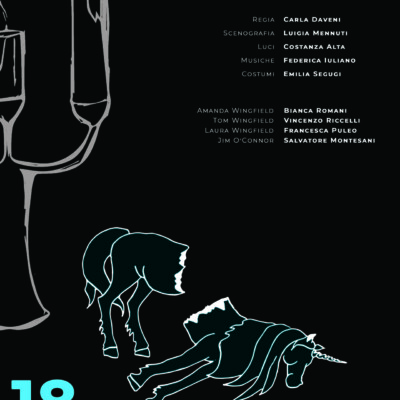 Su fondo grigio scuro si stagliano in bianco un candelabro e un unicorno in vetro rotto.