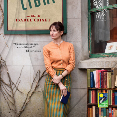 La protagonista del film guarda lontano fuori dalla sua libreria.