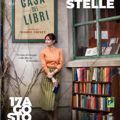 La locandina del film "La casa dei libri" resa nello stile di Hyle Book Festival; la protagonista del film guarda lontano fuori dalla sua libreria.