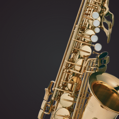 Un dettaglio del sax soprano su fondo nero