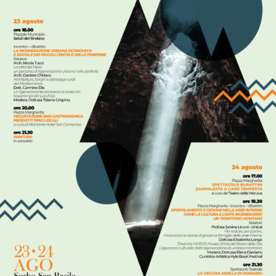 Un design geometrico e lineare con a destra la stilizzazione di una montagna al cui interno si vede la fotografia di una grotta. Risaltano oltre al titolo le date, i nomi dei relatori e i loghi dell'organizzazione festival.
