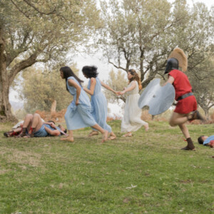 Foto di scena del docufilm "Vennari Santu" - 2017. Le donne troiane fuggono scortate dai guerrieri