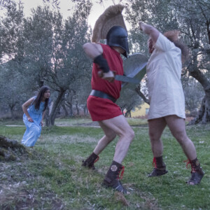 Foto di scena del docufilm "Vennari Santu" 2017. Un guerriero Troiano vestito di rosso trapassa un guerriero Acheo vestito di bianco