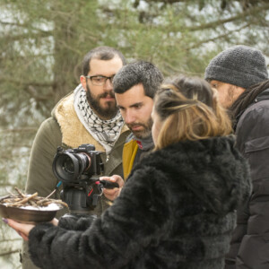 Foto di scena. Prove di inquadratura. Il regista e gli operatori di macchina discutono.
