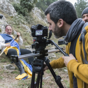 La macchina da presa con il suo operatore inquadrano gli armigeri di Taberna Montana sconfitti.