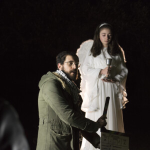 Set notturno del docufilm "Vennari Santu" - 2017. Il regista batte il CIAK durante la scena della Pigghjiata all'orto degli ulivi.