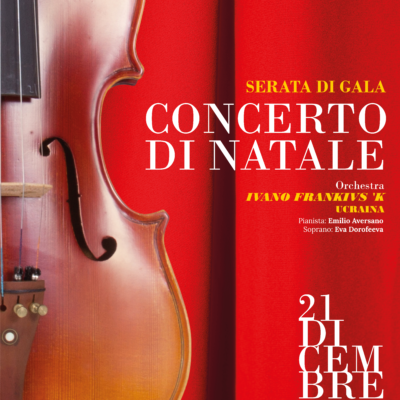 Un violino su un sipario rosso.