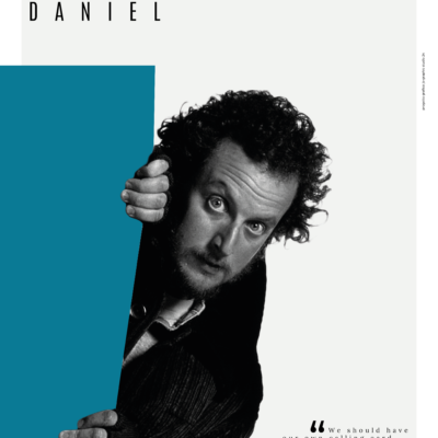 Daniel Stern con geometrie blu