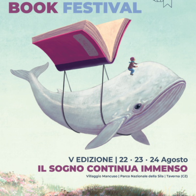 Una balena si libra in aria grazie alle pagine di un libro e vola attraverso un campo sconfinato guidata da un bambino.
