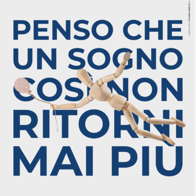 Un manichino snodabile vola trascinato da un palloncino. Dietro di lui le parole della famosa canzone di Domenico Modugno "Nel blu dipinto di blu"