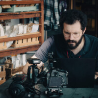 Giovanni Dardano durante la post produzione di file video